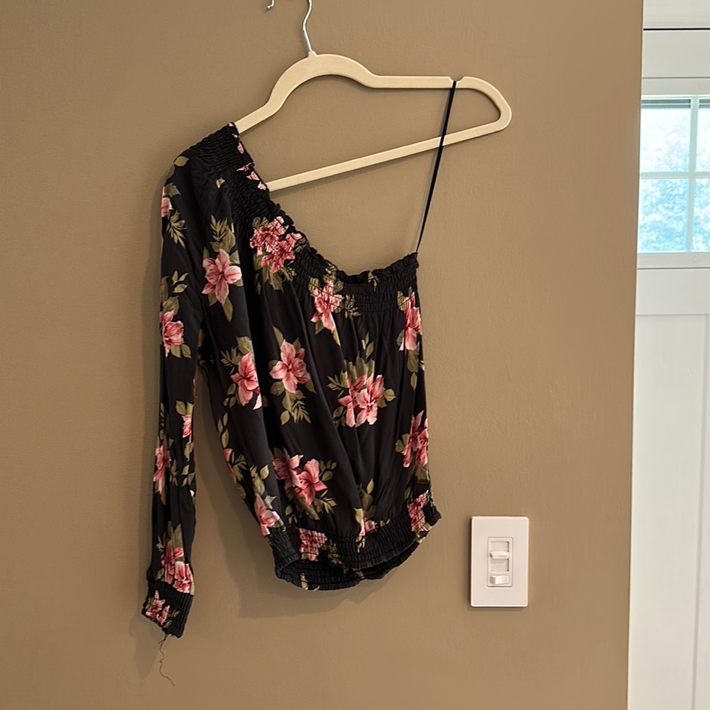 O’Neill one sleeve blouse